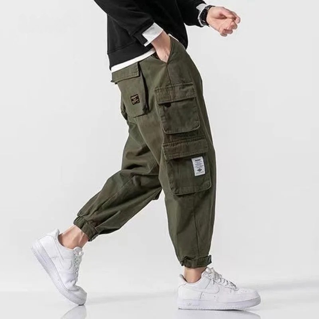 Men’s cargo trousers with flap pockets