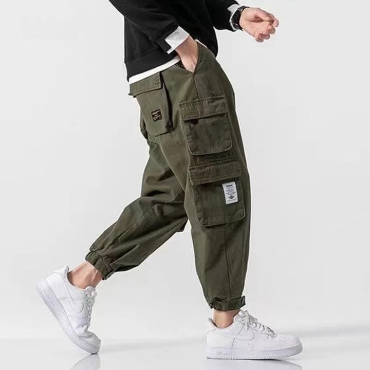 Men’s cargo trousers with flap pockets