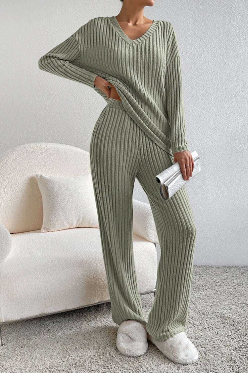 Ribbed V-neck top and trousers for women