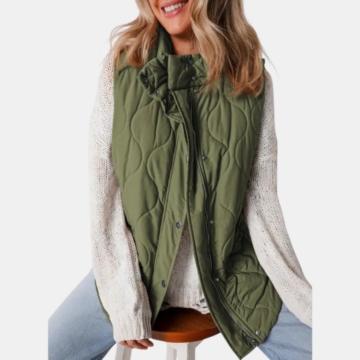 Sleeveless jacket with button closure and pockets for women