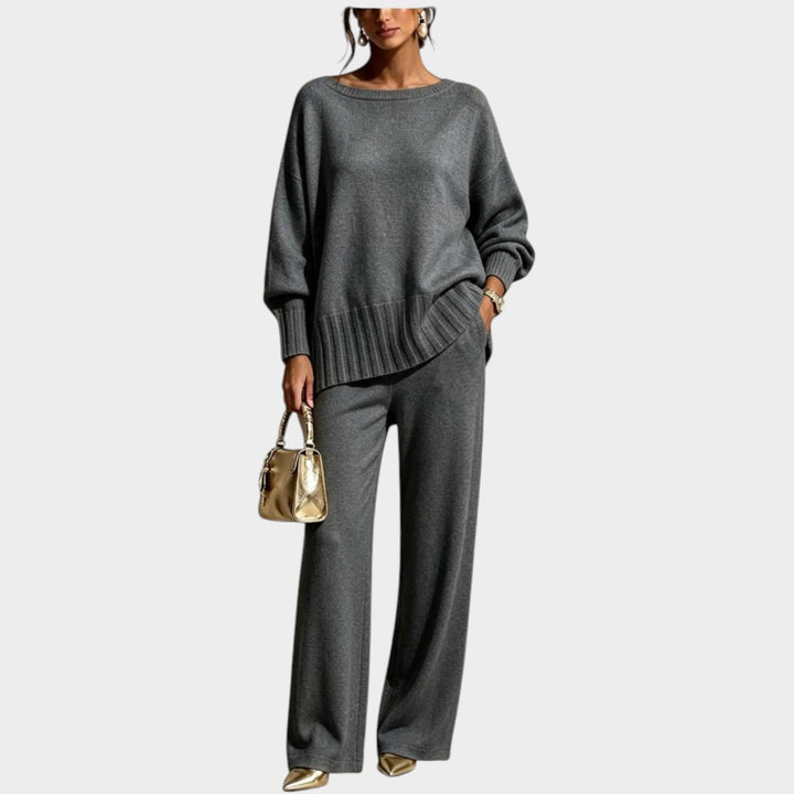 Strikset til damer med løstsiddende sweater og vidde bukser