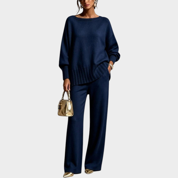 Strikset til damer med løstsiddende sweater og vidde bukser
