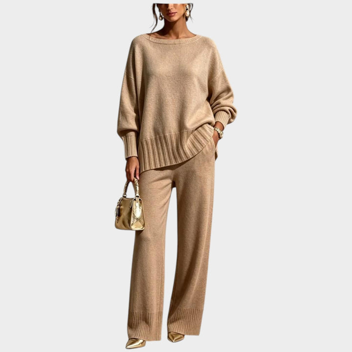 Strikset til damer med løstsiddende sweater og vidde bukser