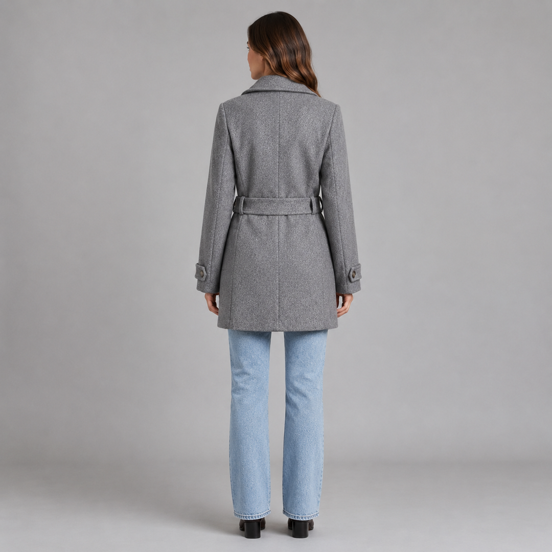 Fitted women's coat with buttons