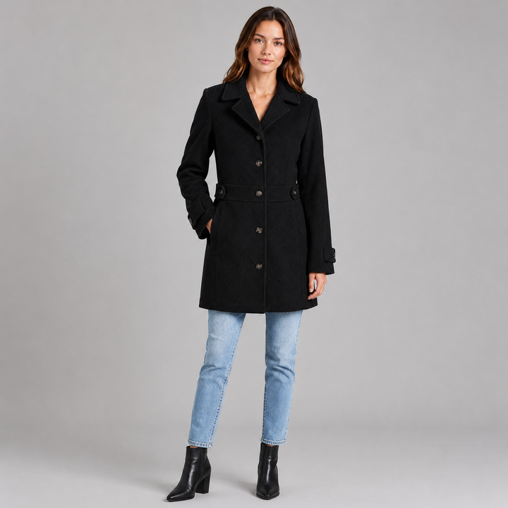 Fitted women's coat with buttons