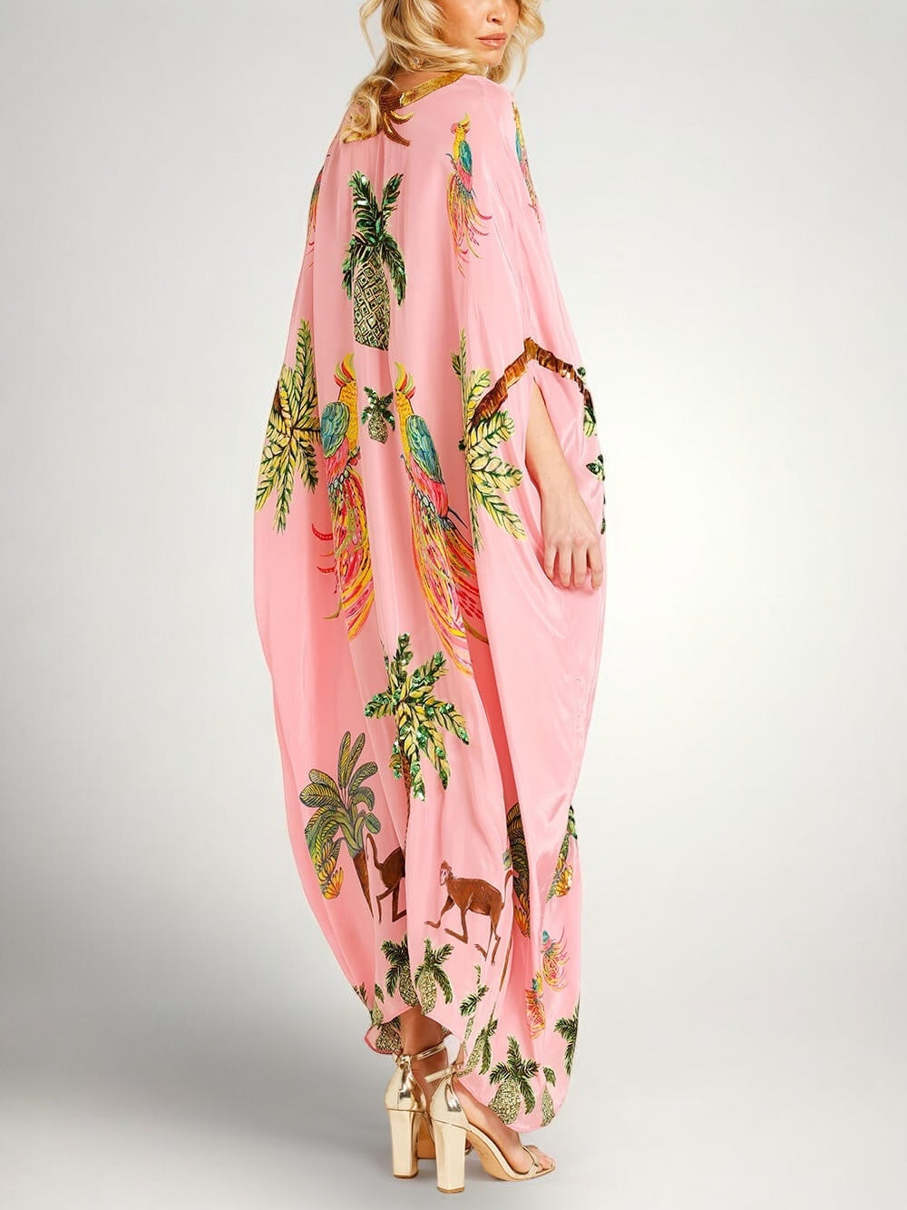 Løs dame-kjole med kokospalmeprint og drop shoulder