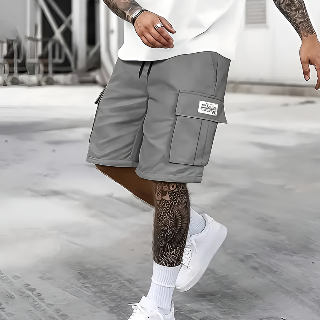Loose-fitting cargo shorts for men