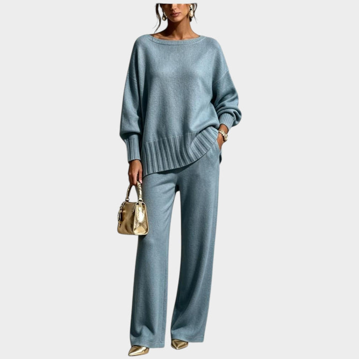 Strikset til damer med løstsiddende sweater og vidde bukser