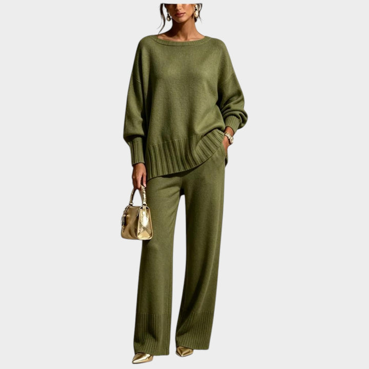 Strikset til damer med løstsiddende sweater og vidde bukser