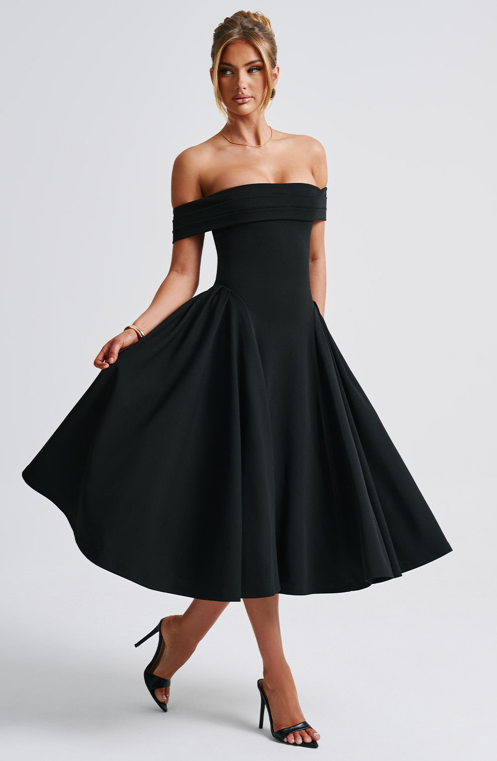 Off-shoulder midikjole med vidt skørt til damer