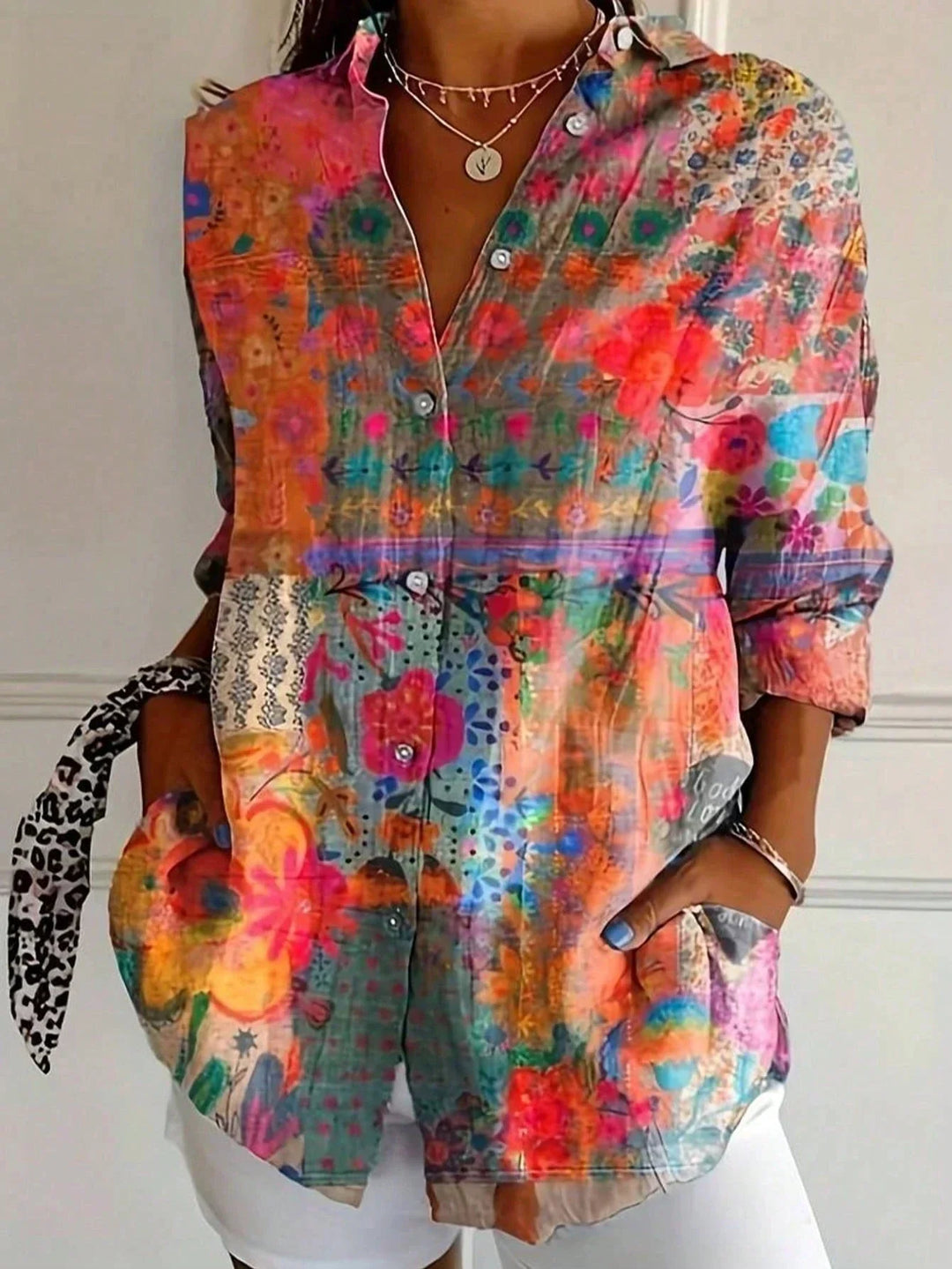 Farverig bluse med knapper til kvinder