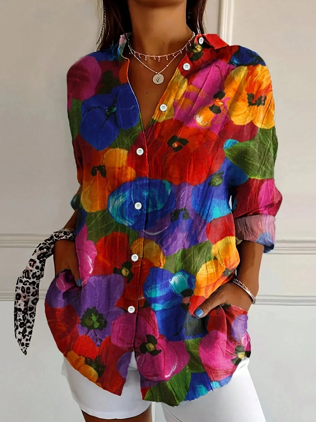 Farverig bluse med knapper til kvinder