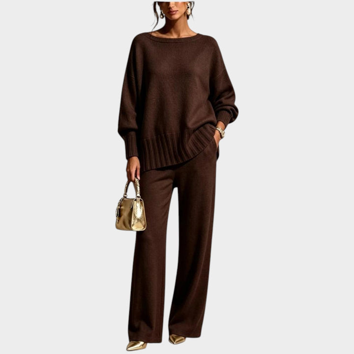 Strikset til damer med løstsiddende sweater og vidde bukser