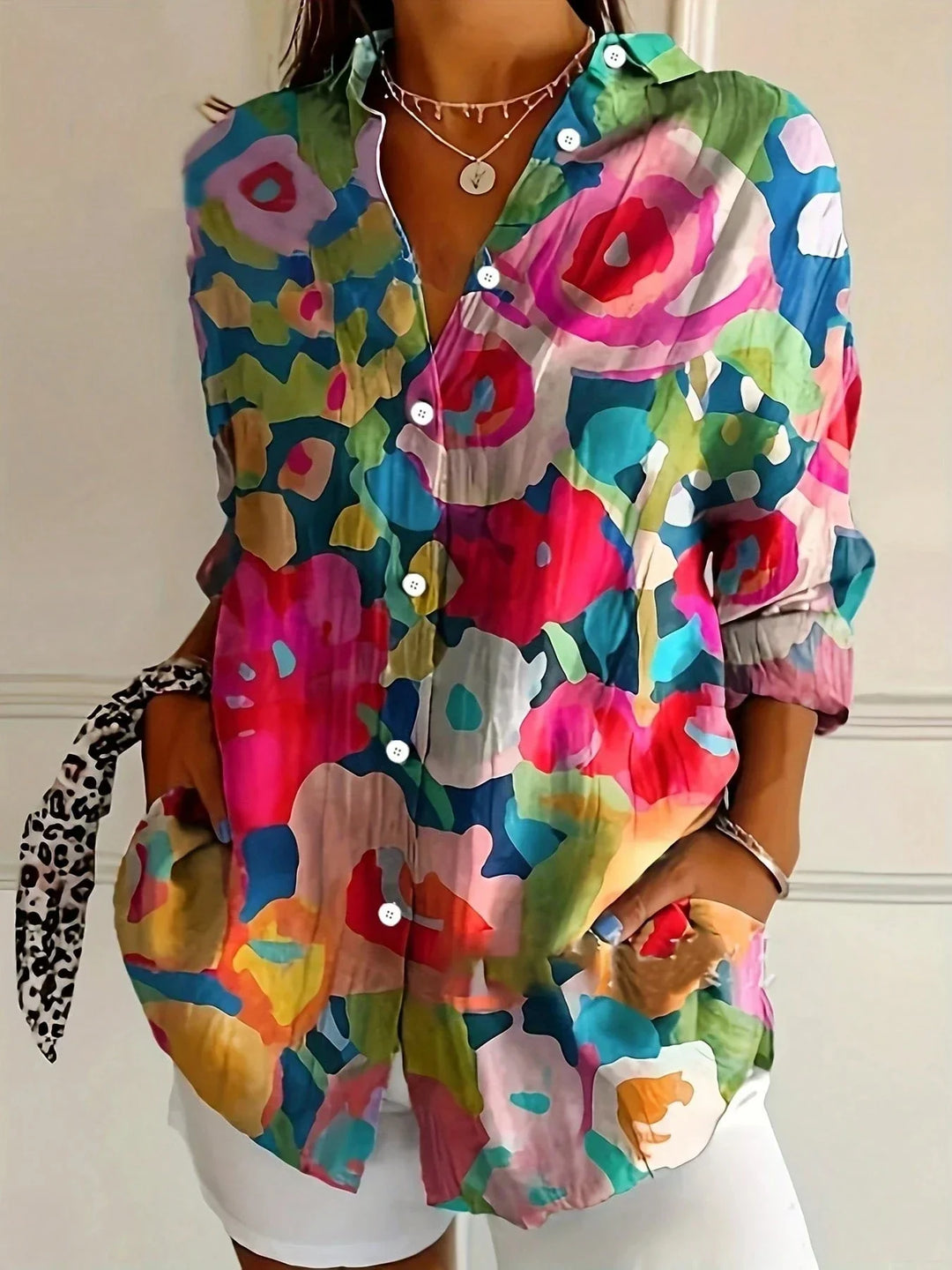 Farverig bluse med knapper til kvinder