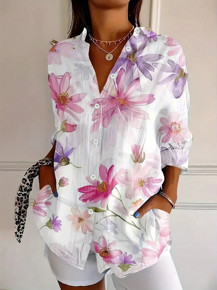 Farverig bluse med knapper til kvinder