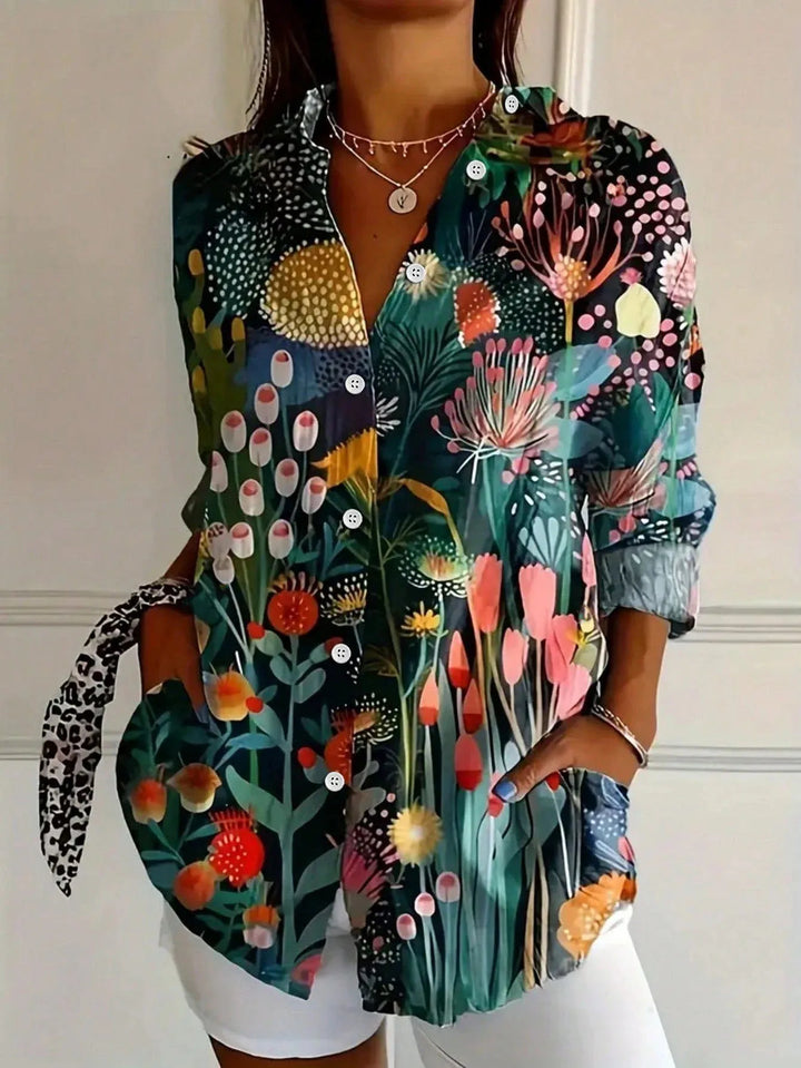 Farverig bluse med knapper til kvinder