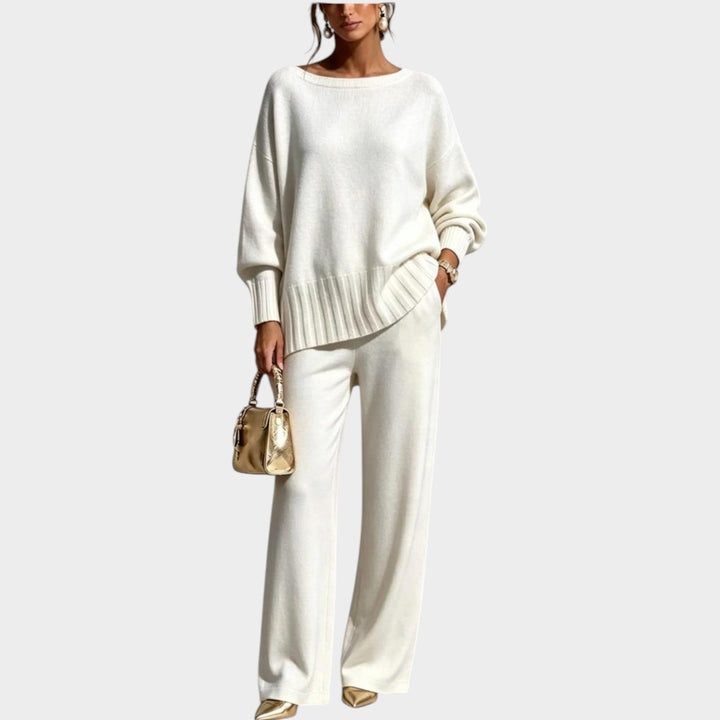 Strikset til damer med løstsiddende sweater og vidde bukser