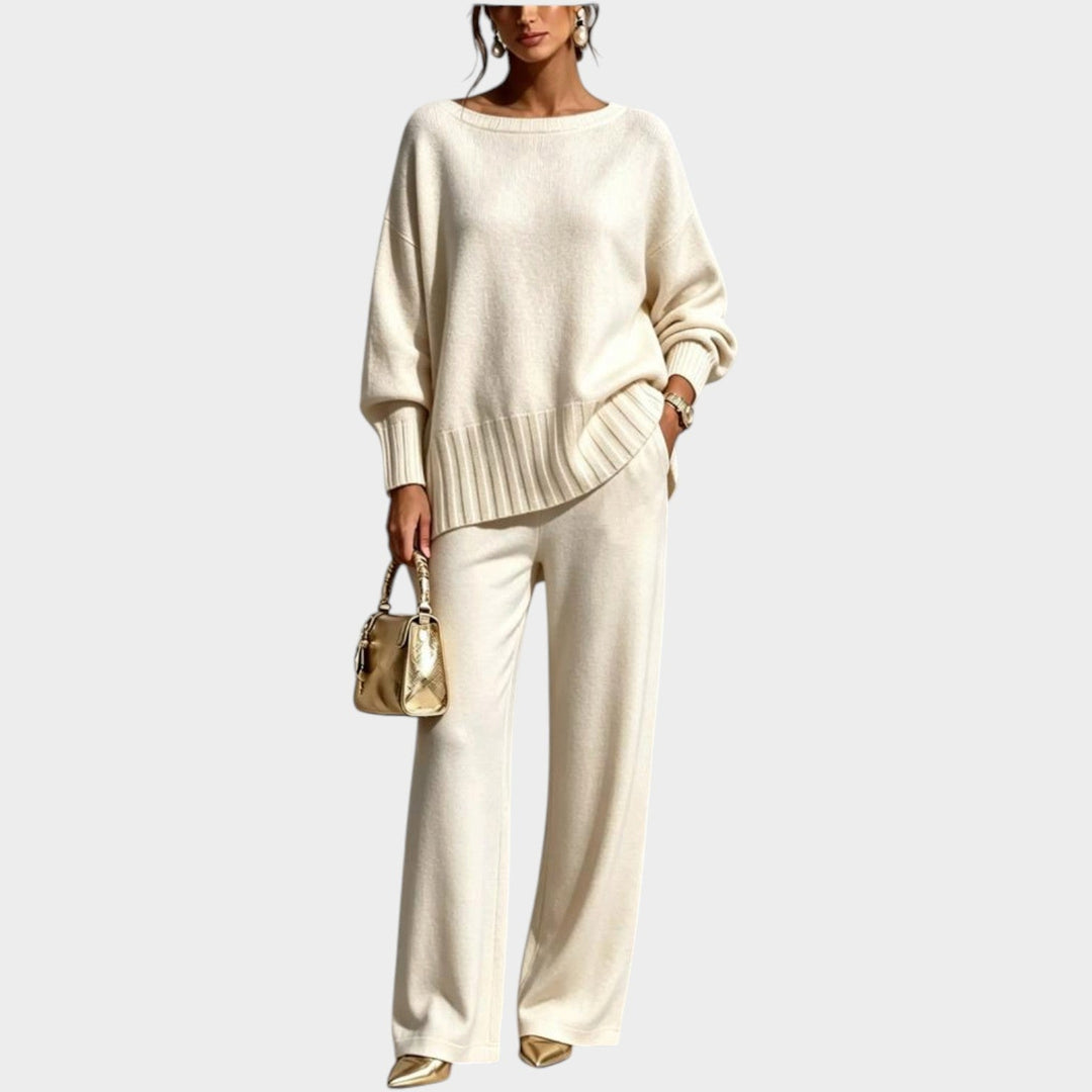 Strikset til damer med løstsiddende sweater og vidde bukser