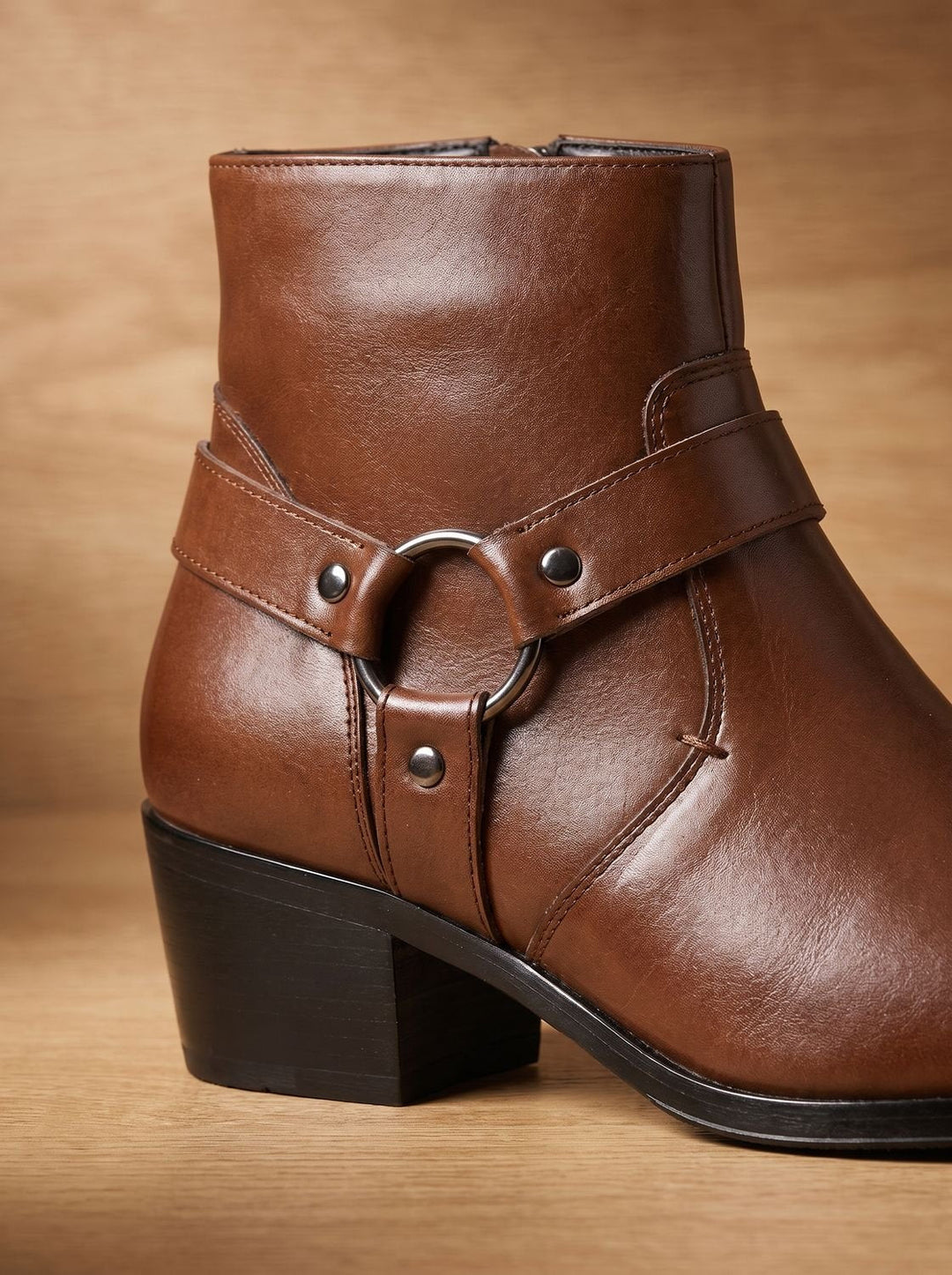 Leather boots with a strap and pointed toe for men