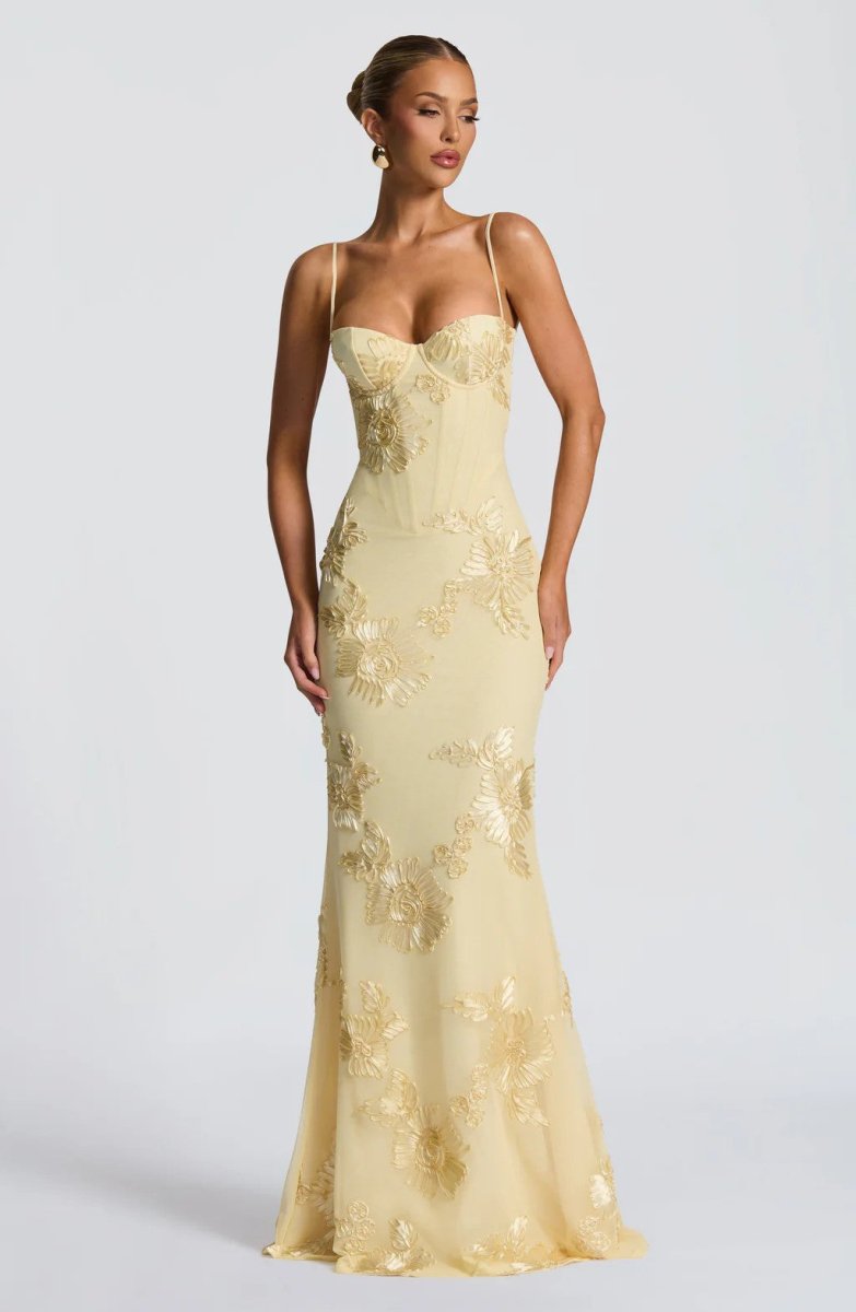 Elegant Blonder Maxikjole Med Blomsterdetaljer