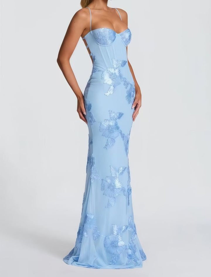 Elegant Blonder Maxikjole Med Blomsterdetaljer