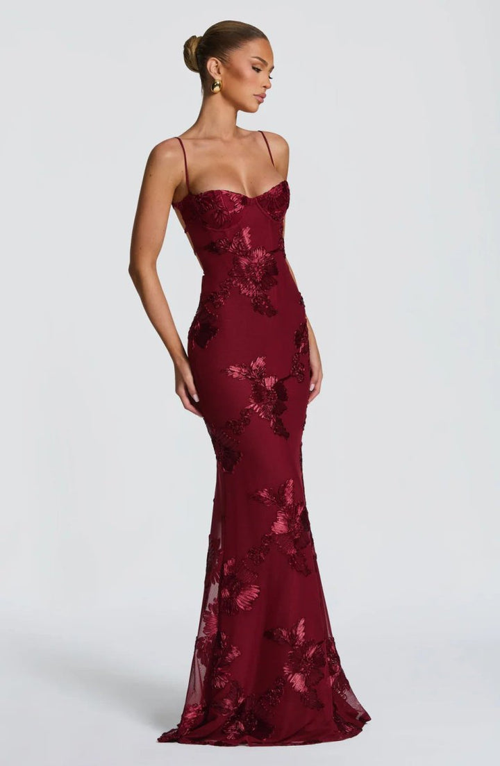 Elegant Blonder Maxikjole Med Blomsterdetaljer