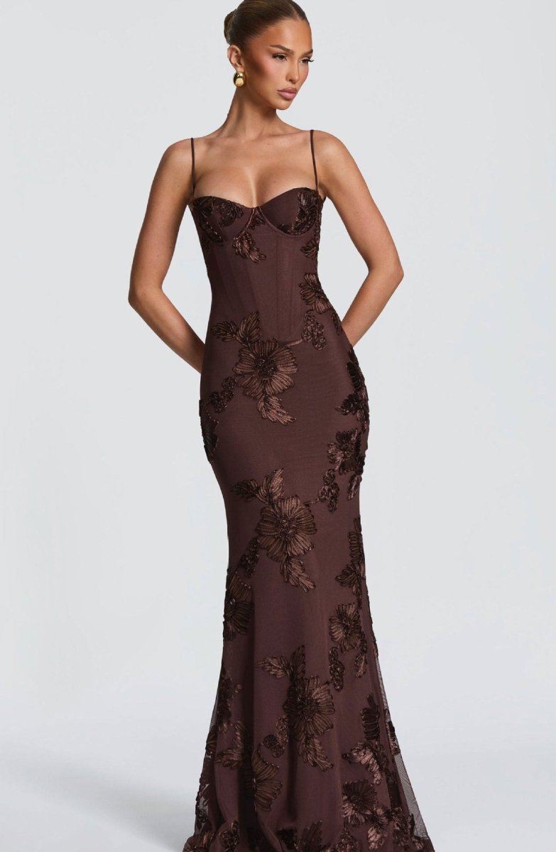 Elegant Blonder Maxikjole Med Blomsterdetaljer