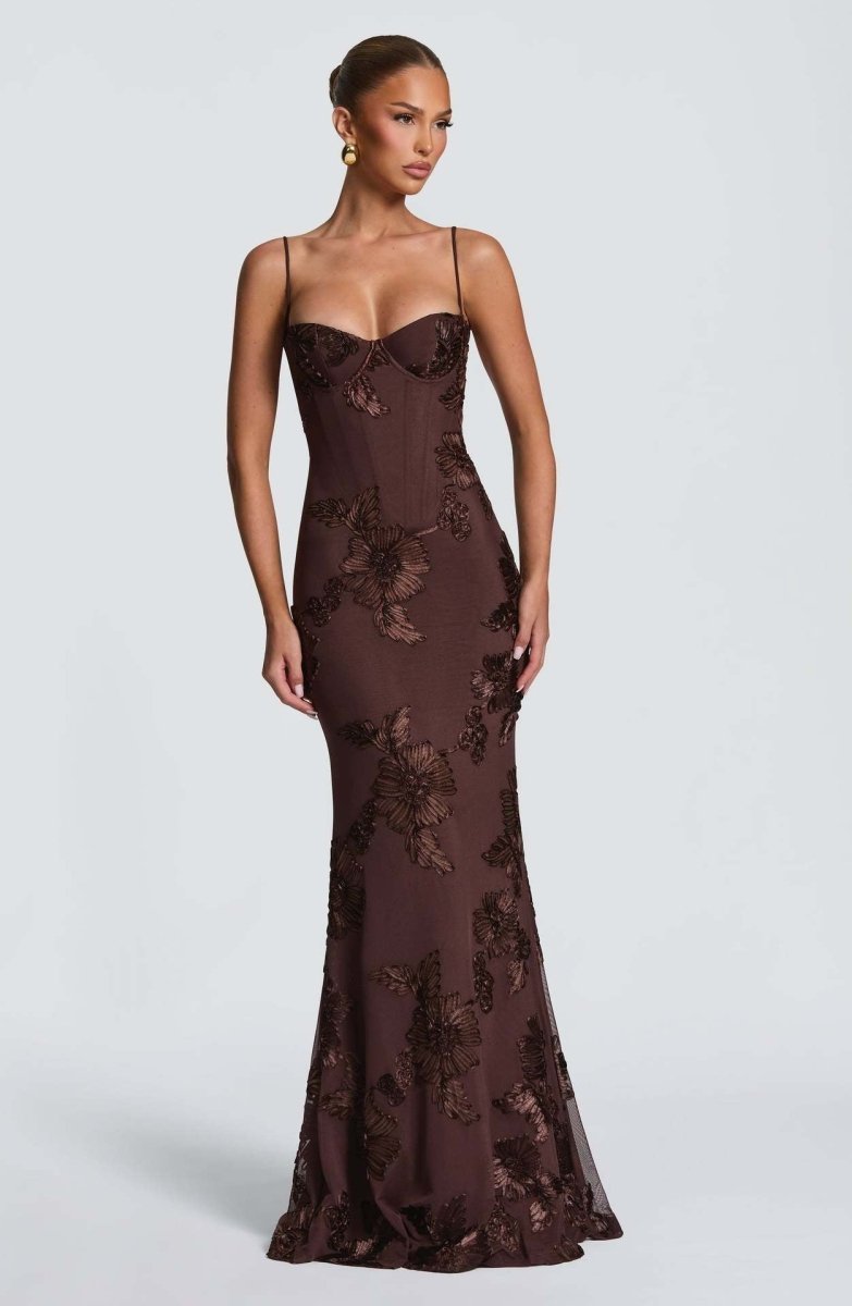 Elegant Blonder Maxikjole Med Blomsterdetaljer