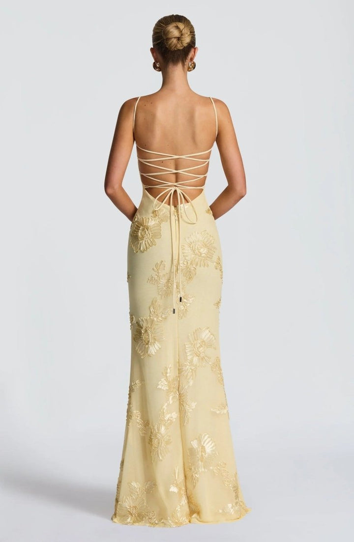 Elegant Blonder Maxikjole Med Blomsterdetaljer