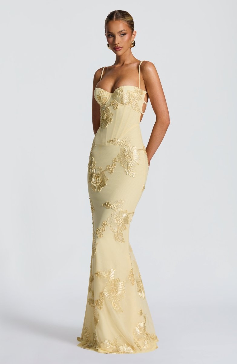 Elegant Blonder Maxikjole Med Blomsterdetaljer