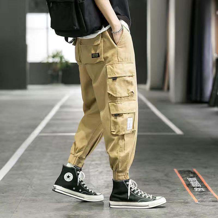 Men’s cargo trousers with flap pockets