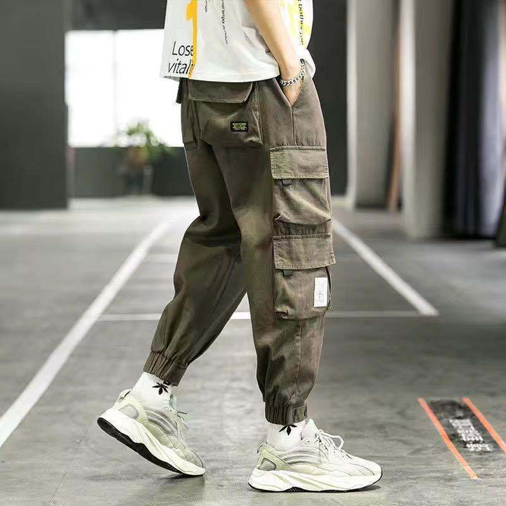 Men’s cargo trousers with flap pockets