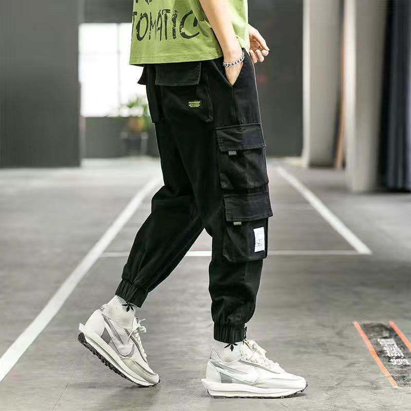 Men’s cargo trousers with flap pockets