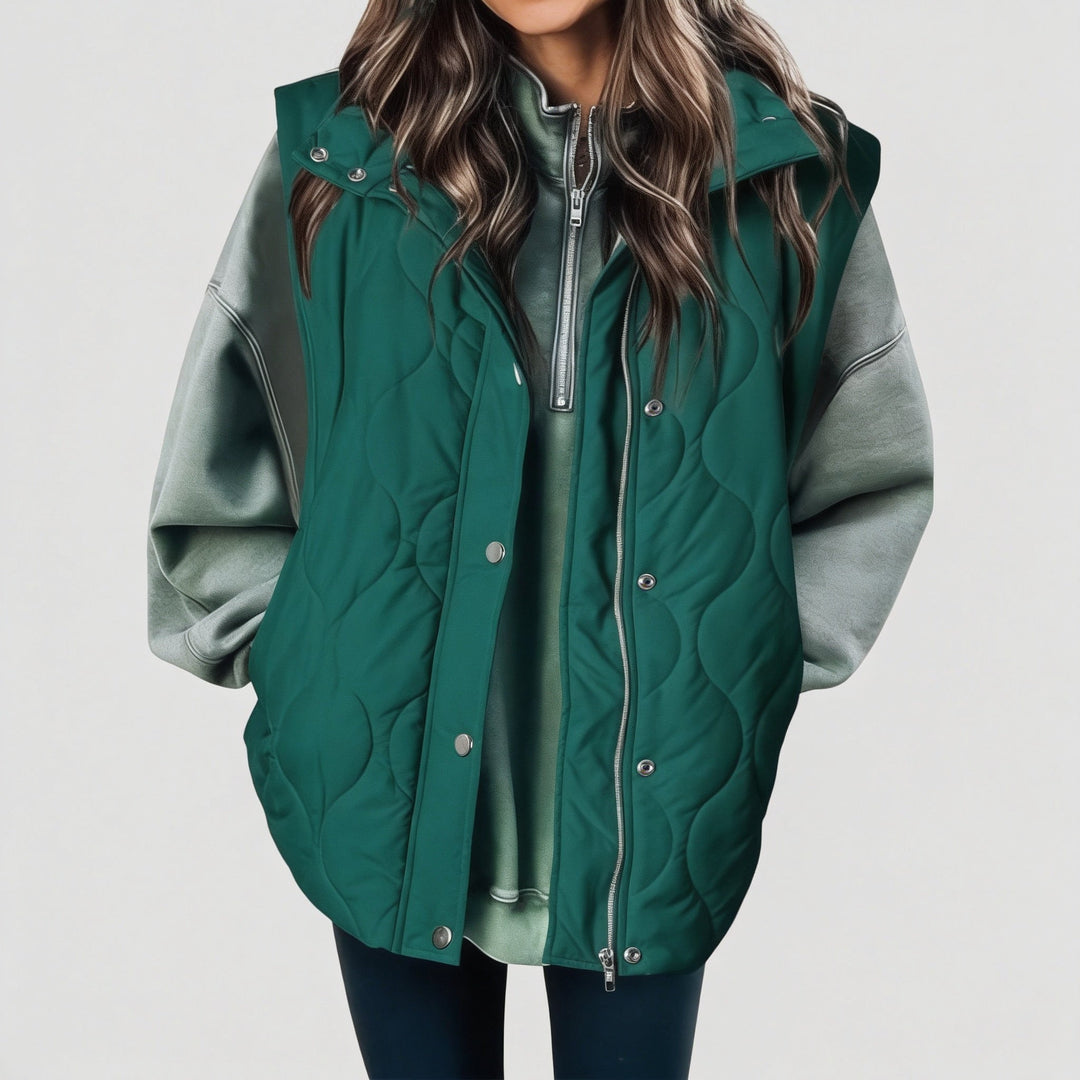 Sleeveless jacket with button closure and pockets for women